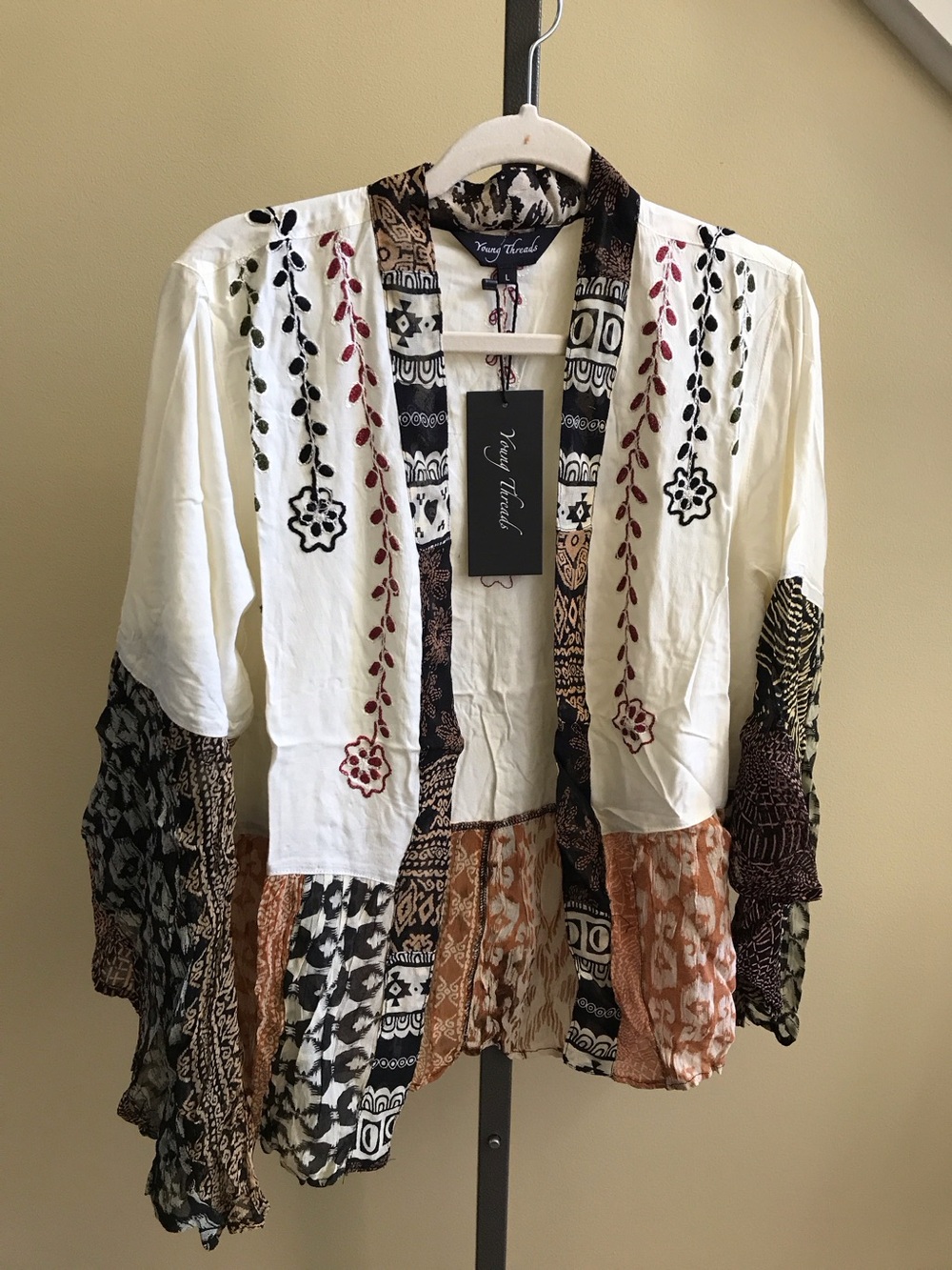 YOUNG THREADS NWT  Kimono Cream Black Embroidered Size Large